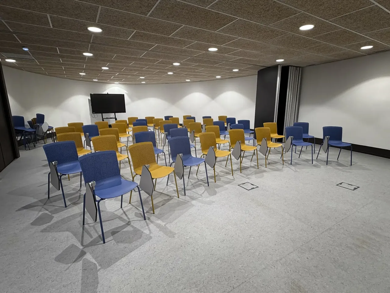Espacio interior moderno con módulos de madera OSB
